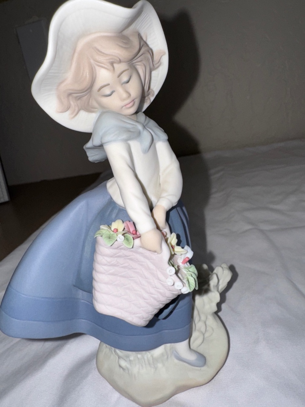 Lladro, GIRL WITH FLOWER BASKE(T DAISA) Porcelain figurine, handmade Spain 1987